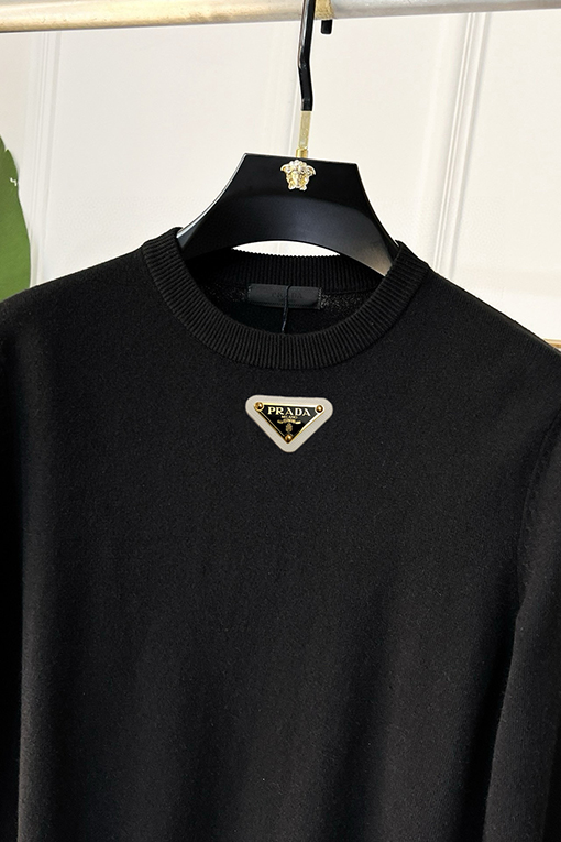 プラダ クラシックなトライアングルロゴクルーネックセーター