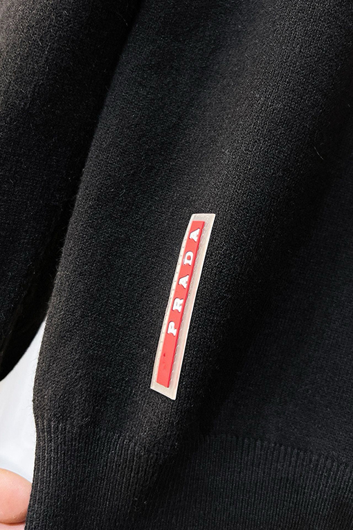 プラダ クラシックなトライアングルロゴクルーネックセーター
