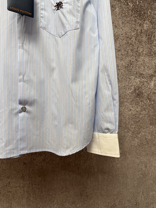 ルイヴィトン 胸にキツネの刺繍がされたポケットが付いたホワイトカラーの長袖シャツ