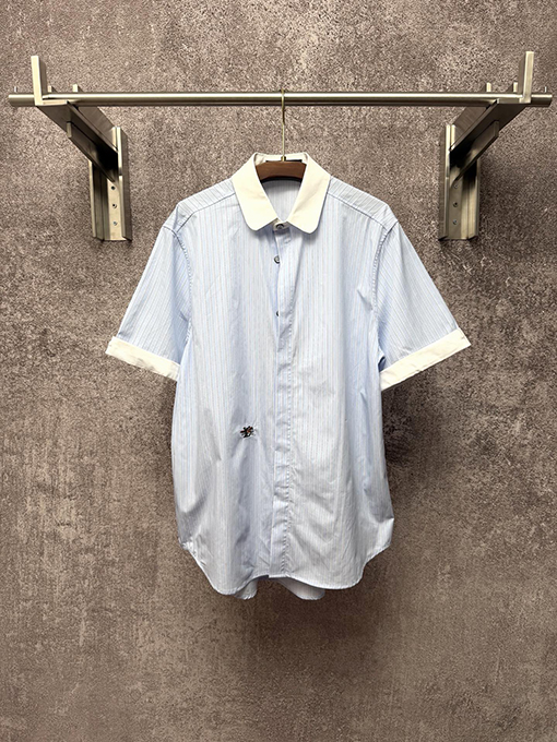 ルイヴィトンコピー ホワイトカラーの刺繍入りストライプ半袖シャツ