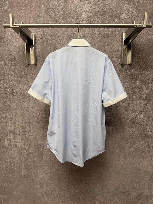 ルイヴィトンコピー ホワイトカラーの刺繍入りストライプ半袖シャツ