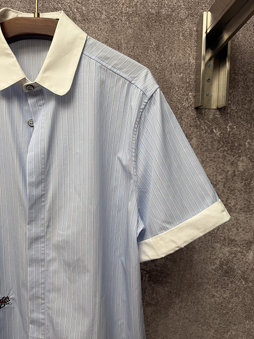 ルイヴィトンコピー ホワイトカラーの刺繍入りストライプ半袖シャツ