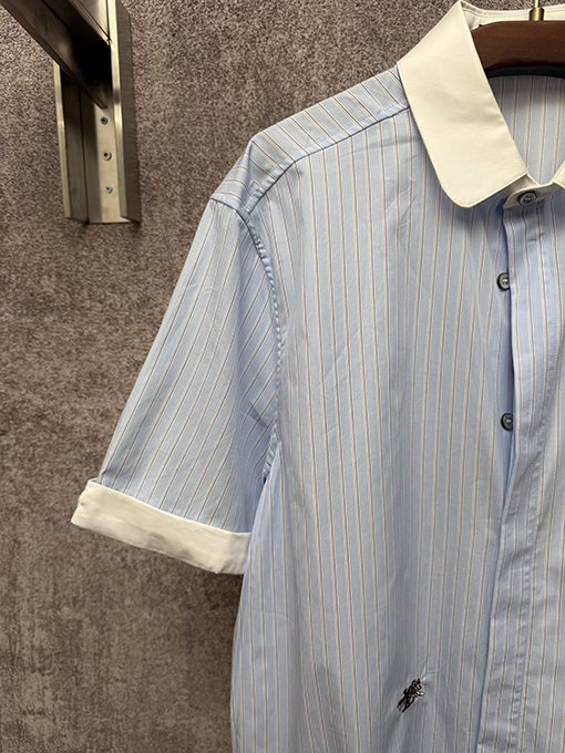 ルイヴィトンコピー ホワイトカラーの刺繍入りストライプ半袖シャツ