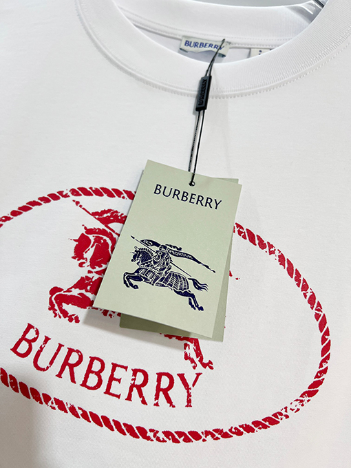 バーバリー BURBERRY ブランドのクラシック赤い軍馬のロゴがエンボスされたクルーネック半袖Tシャツ