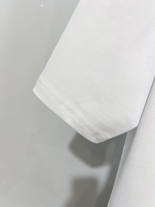 バーバリー BURBERRY ブランドのクラシック赤い軍馬のロゴがエンボスされたクルーネック半袖Tシャツ