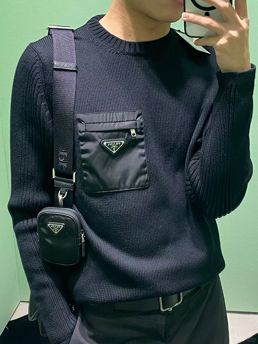 プラダ エナメルのトライアングルロゴパッチワークポケットニットセーター