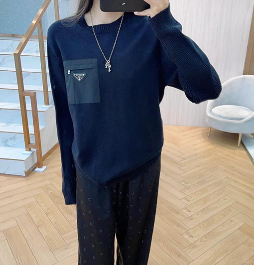 プラダ エナメルのトライアングルロゴパッチワークポケットニットセーター