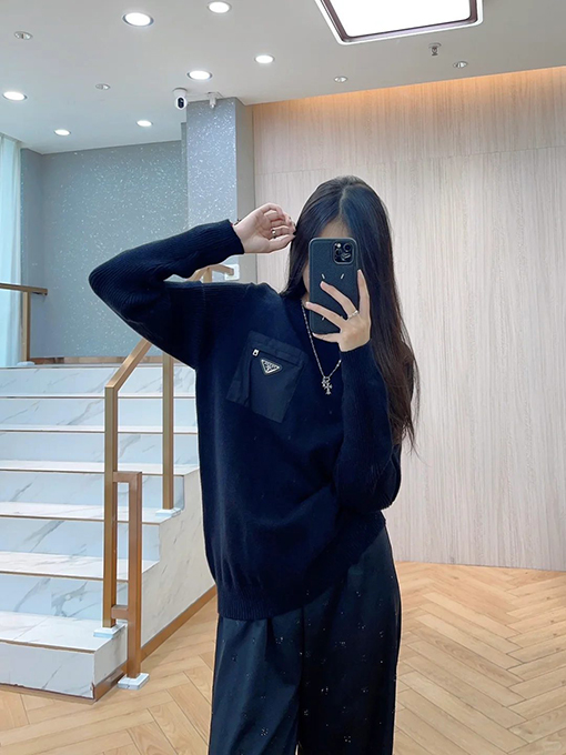 プラダ エナメルのトライアングルロゴパッチワークポケットニットセーター