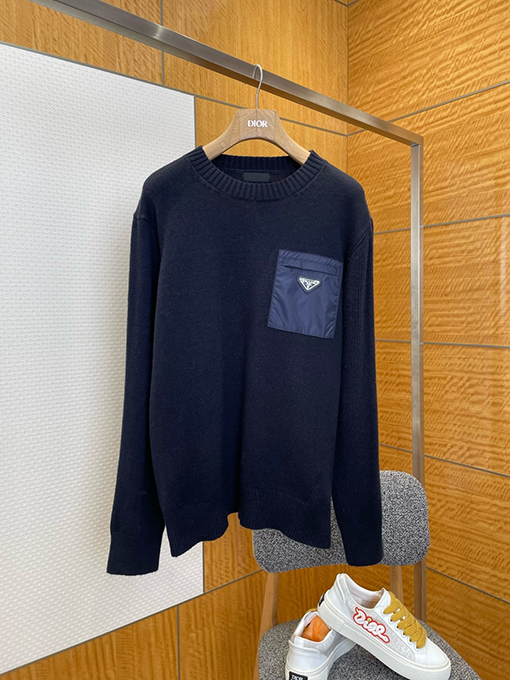 プラダ エナメルのトライアングルロゴパッチワークポケットニットセーター