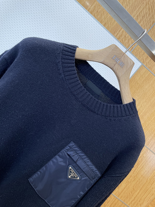 プラダ エナメルのトライアングルロゴパッチワークポケットニットセーター