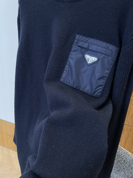 プラダ エナメルのトライアングルロゴパッチワークポケットニットセーター