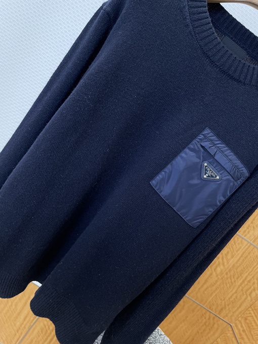 プラダ エナメルのトライアングルロゴパッチワークポケットニットセーター