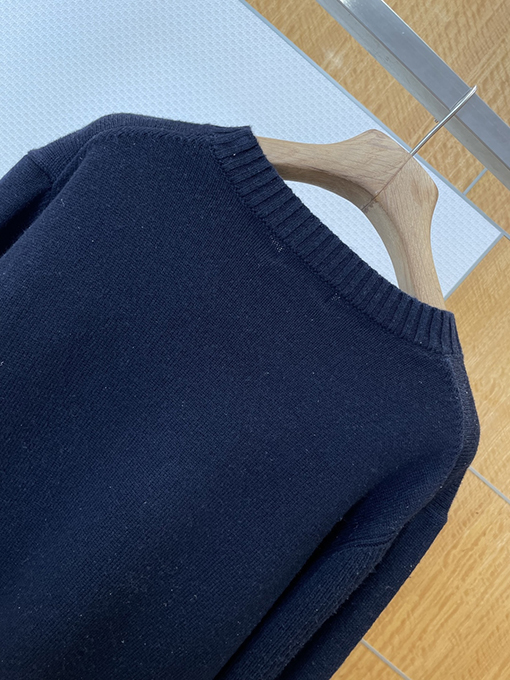 プラダ エナメルのトライアングルロゴパッチワークポケットニットセーター