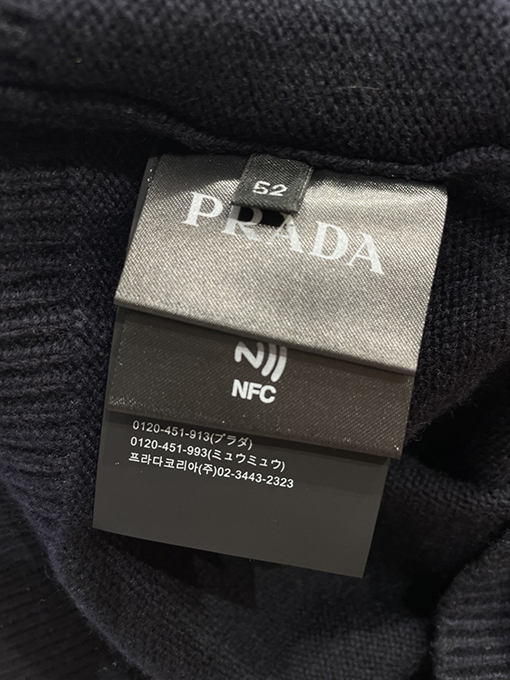 プラダ エナメルのトライアングルロゴパッチワークポケットニットセーター