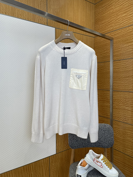 プラダ エナメルのトライアングルロゴパッチワークポケットニットセーター