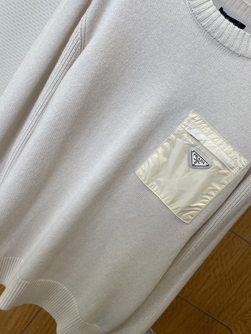 プラダ エナメルのトライアングルロゴパッチワークポケットニットセーター