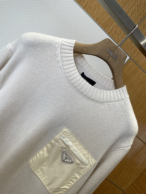 プラダ エナメルのトライアングルロゴパッチワークポケットニットセーター