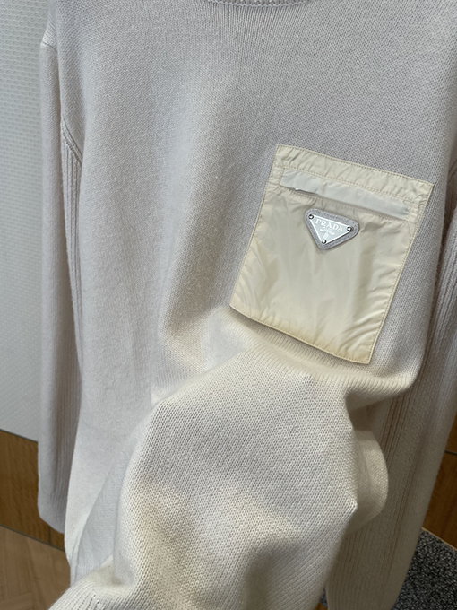 プラダ エナメルのトライアングルロゴパッチワークポケットニットセーター