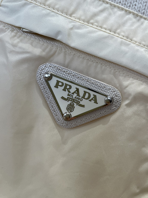 プラダ エナメルのトライアングルロゴパッチワークポケットニットセーター