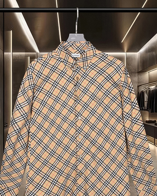 バーバリー 胸元に盾の刺繍と細かいチェック柄を施した長袖シャツ