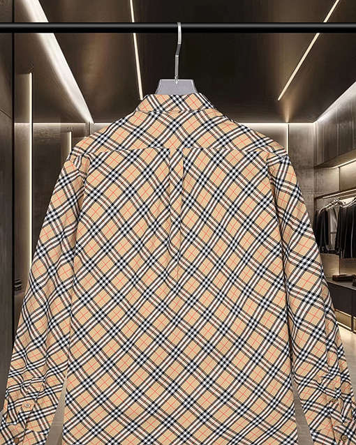 バーバリー 胸元に盾の刺繍と細かいチェック柄を施した長袖シャツ