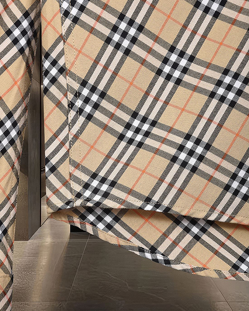 バーバリー 胸元に盾の刺繍と細かいチェック柄を施した長袖シャツ