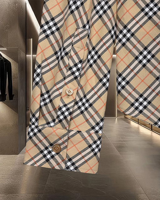 バーバリー 胸元に盾の刺繍と細かいチェック柄を施した長袖シャツ