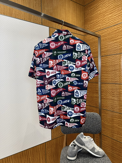 ルイヴィトンスーパーコピー ロゴプリントの襟付き半袖シャツ