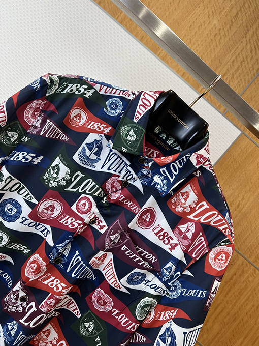 ルイヴィトンスーパーコピー ロゴプリントの襟付き半袖シャツ