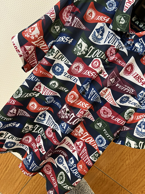 ルイヴィトンスーパーコピー ロゴプリントの襟付き半袖シャツ