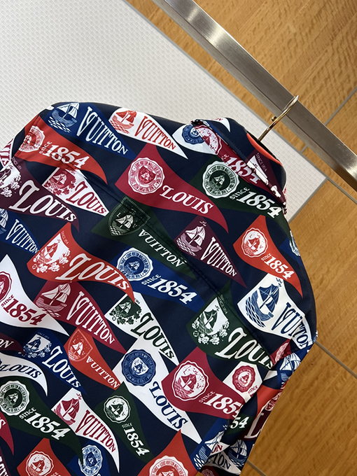 ルイヴィトンスーパーコピー ロゴプリントの襟付き半袖シャツ