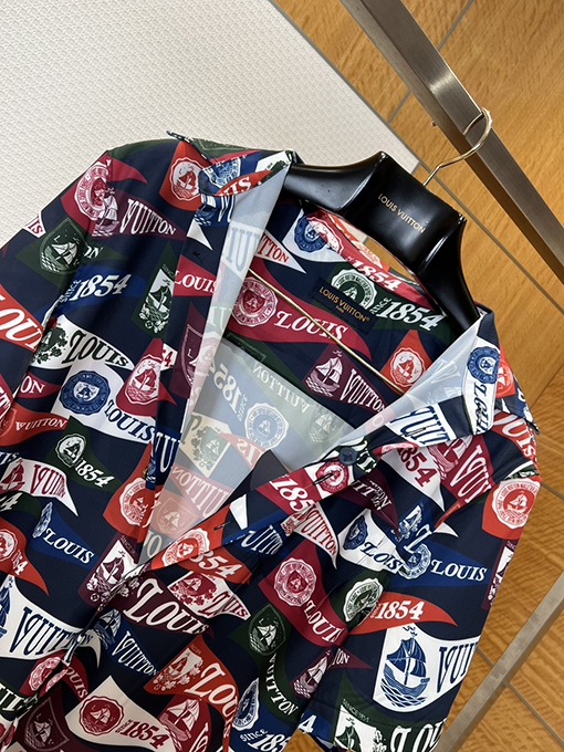 ルイヴィトンスーパーコピー ロゴプリントの襟付き半袖シャツ