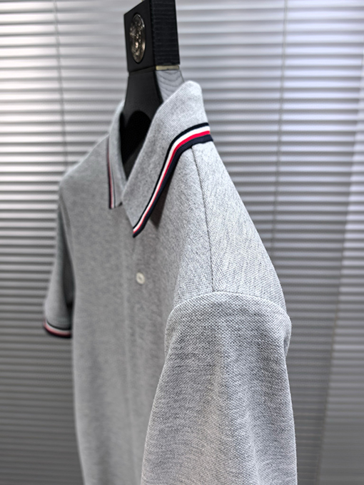 モンクレール 新作の襟付き半袖ポロシャツ