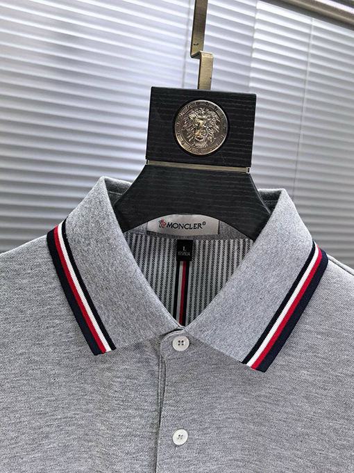 モンクレール 新作の襟付き半袖ポロシャツ