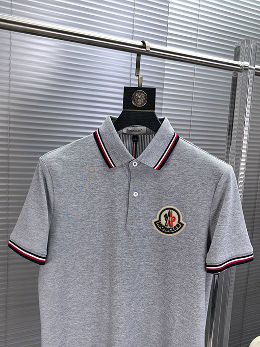モンクレール 新作の襟付き半袖ポロシャツ