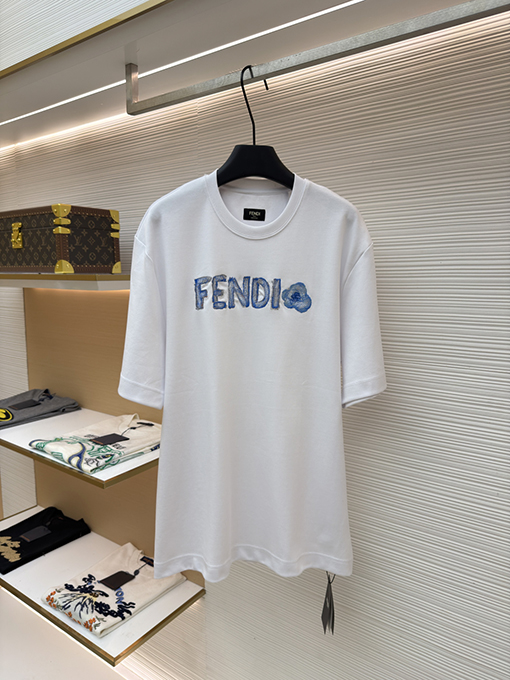 フェンディスーパーコピー Fendi 刺繍入り手描きロゴ半袖Tシャツ