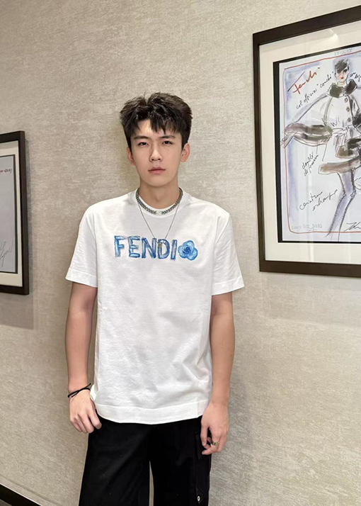 フェンディスーパーコピー Fendi 刺繍入り手描きロゴ半袖Tシャツ
