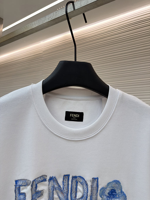 フェンディスーパーコピー Fendi 刺繍入り手描きロゴ半袖Tシャツ
