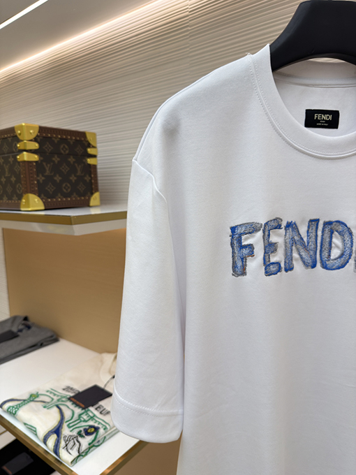 フェンディスーパーコピー Fendi 刺繍入り手描きロゴ半袖Tシャツ
