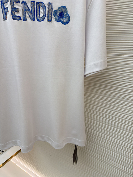 フェンディスーパーコピー Fendi 刺繍入り手描きロゴ半袖Tシャツ