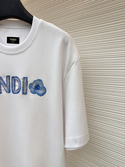 フェンディスーパーコピー Fendi 刺繍入り手描きロゴ半袖Tシャツ