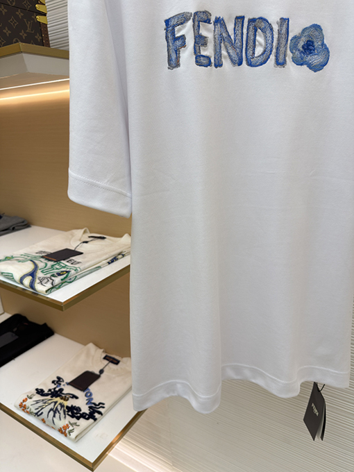 フェンディスーパーコピー Fendi 刺繍入り手描きロゴ半袖Tシャツ