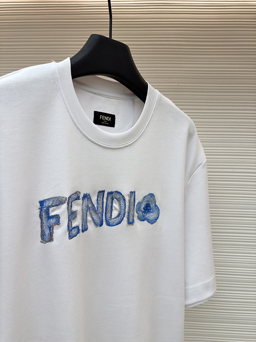 フェンディスーパーコピー Fendi 刺繍入り手描きロゴ半袖Tシャツ