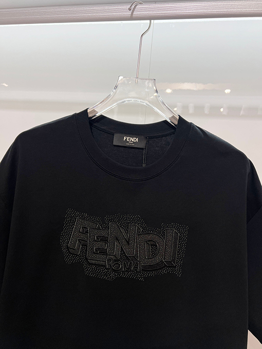 フェンディ FENDI ヘビーデューティーなスパンコールのカラーブロック刺繍入りレターロゴ半袖Tシャツ