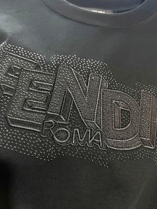 フェンディ FENDI ヘビーデューティーなスパンコールのカラーブロック刺繍入りレターロゴ半袖Tシャツ
