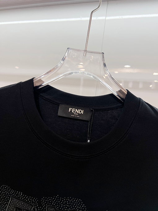 フェンディ FENDI ヘビーデューティーなスパンコールのカラーブロック刺繍入りレターロゴ半袖Tシャツ