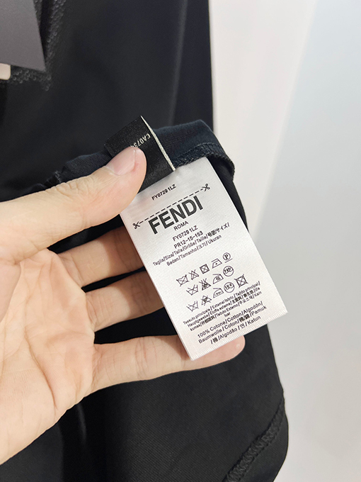 フェンディ FENDI ヘビーデューティーなスパンコールのカラーブロック刺繍入りレターロゴ半袖Tシャツ