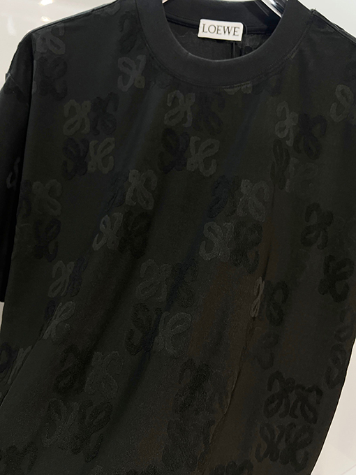 ロエベコピー フルカバープリントのモノグラムロゴ半袖Tシャツ
