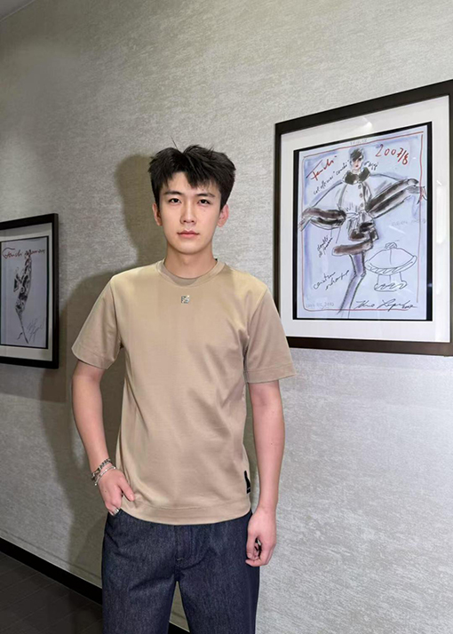 フェンディ メタルロゴ ミニマリスト 半袖Tシャツ