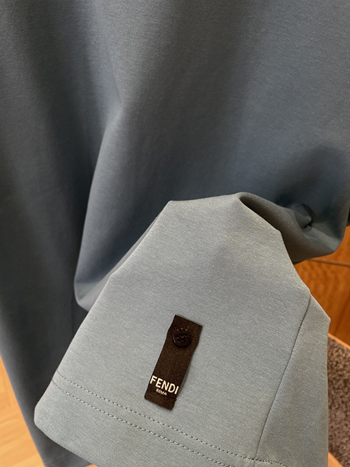 フェンディ メタルロゴ ミニマリスト 半袖Tシャツ